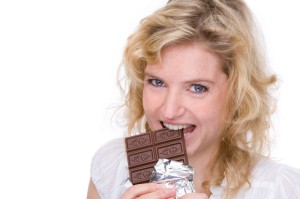 Женщина ест шоколад (фото: Fotolia)