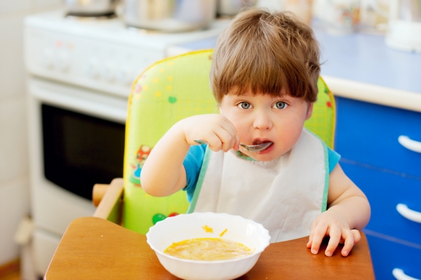 Ребенок ест кашу (Фото: Fotolia)
