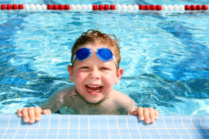 Ребенок плавает (Фото: Fotolia)