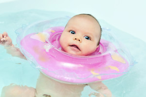 Малыш купается (Фото: Fotolia)
