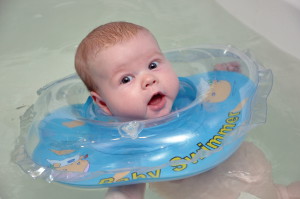 Ребенок в бассейне (фото : Fotolia)