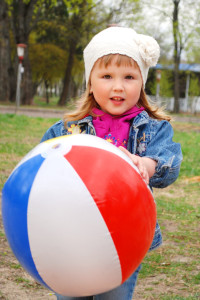 Ребенок с мячом (фото: Fotolia)