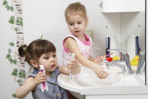 Девочки чистят зубы (фото: ЦфА Бурда)