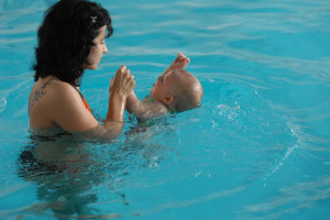 Мама с малышом в бассейне (Фото: ЦФА Бурда)