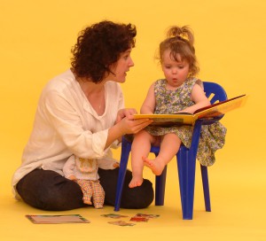 Ребенок читает книгу (фото: ЦФА "Бурда")