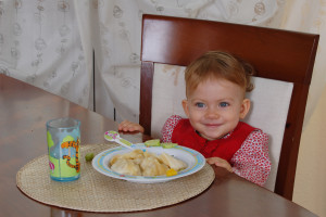 Ребенок за едой (фото: ЦФА "Бурда")