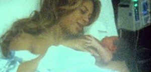 Бейонсе с новорожденной дочкой (фото: YouTube)