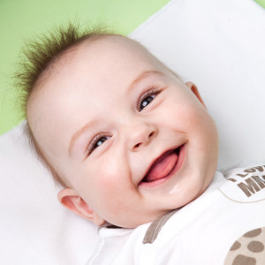 Младенец улыбается (фото Fotolia)