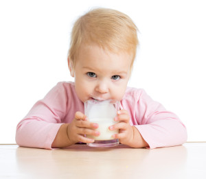 Малыш пьет молоко