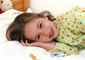 Ребенок в кровати (фото Burda Media)