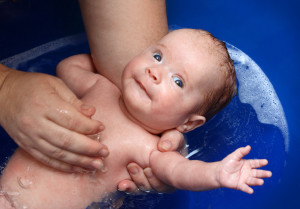 Малыш в ванночке (Фото: Fotolia.com)