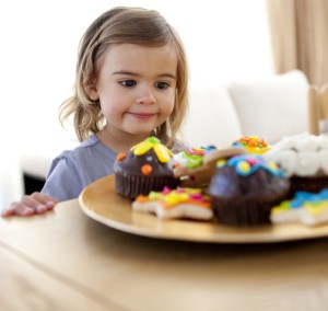 Девочка ест конфеты (фото: Fotolia)