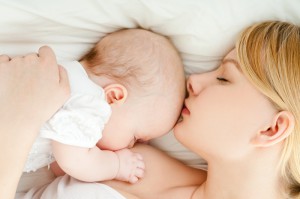 Мама кормит малыша грудью (фото: Fotolia)