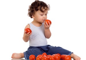Ребенок ест помидоры