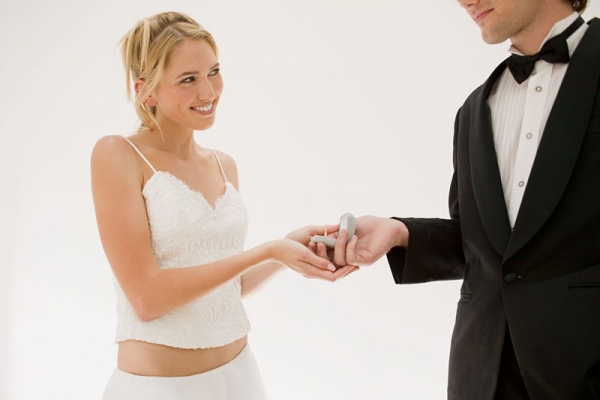 Мужчина дарит женщине обручальное кольцо  - фото