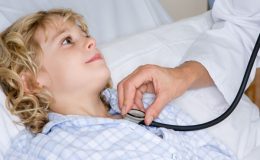 Ребенок в больничной палате - фото