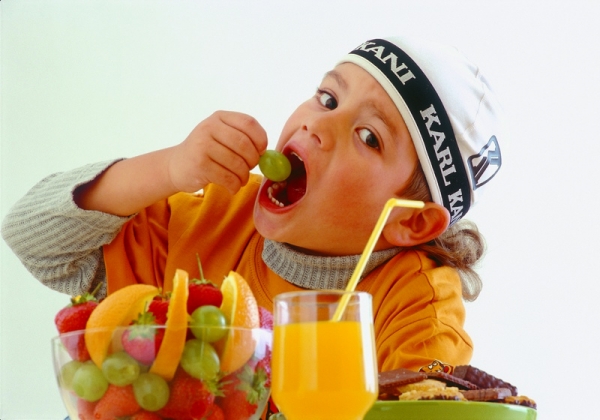 Мальчик ест фрукты (фото: ЦФА Бурда)