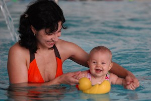 Мама с малышом в бассейне (фото: ЦФА Бурда)