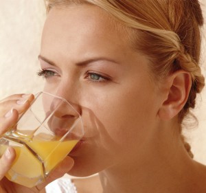 Женщина пьет сок (фото: ЦФА Бурда)