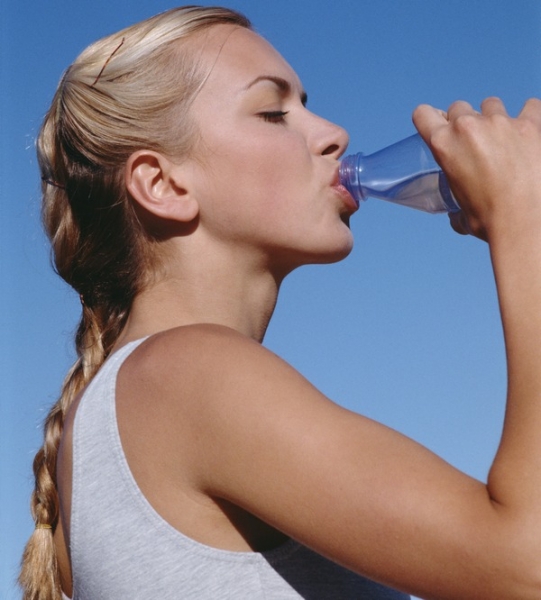 Женщина пьет воду   - фото