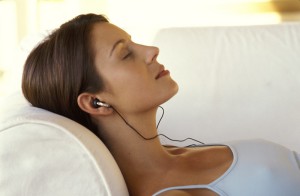 Женщина слушает музыку (фото: Burda Media)