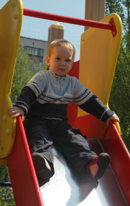 Ребенок на детской площадке (фото Burda Media)