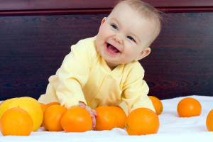 Малыш с апельсинами (фото: Fotolia)