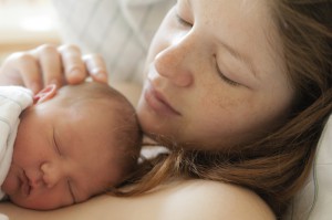 Мама с новорожденным малышом (фото: Fotolia)