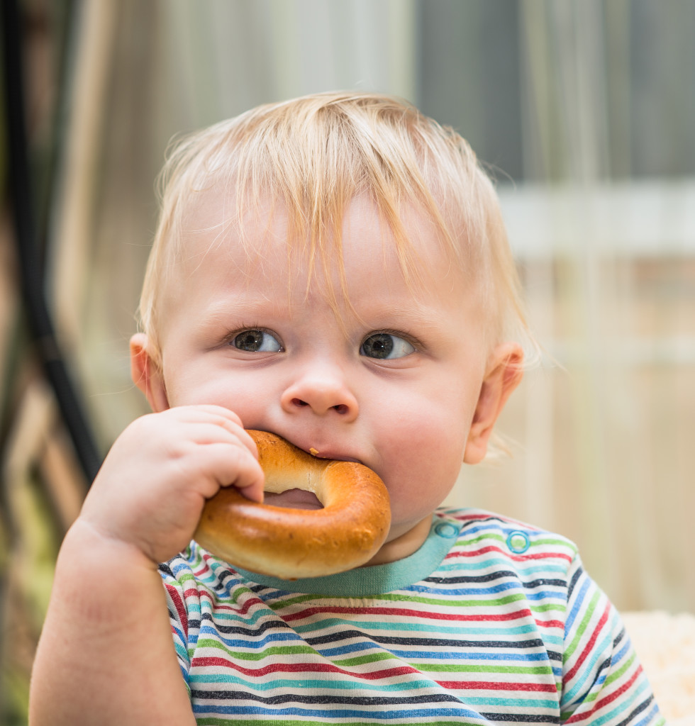  Ребенок ест бублик (фото Fotolia.coma)