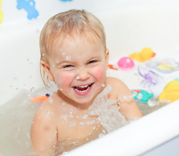 Ребенок купается в ване