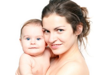 Кормящая мама с малышом (фото: Fotolia)