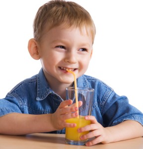 Мальчик пьет сок (фото: Burda Media)