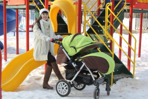 Зимние прогулки с младенцем (фото Burda Media)
