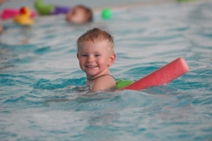 Ребенок в бассейне (фото Burda Media)