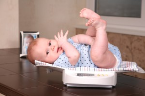 Малыш на весах (фото: Burda Media)