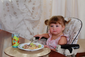 Ребенок за едой (фото Burda Media)