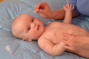 Малышу промывают глаз (фото: Burda Media)