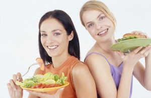Женщины едят салат (фото: Burda Media)