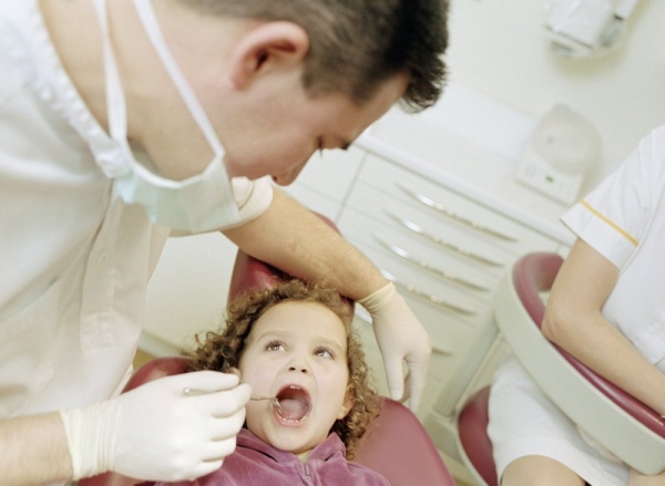 Девочка у стоматолога - фото