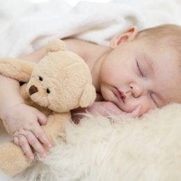 Ребенок спит с игрушкой - фото