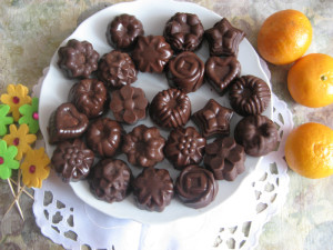 Шоколадные конфеты на тарелке - фото