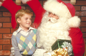 Мальчик сидит на руках у Деда Мороза