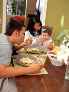 Семья за обеденным столом (фото Burda Media)