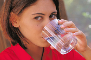 Девушка пьет воду (фото Burda Media)