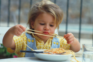 Ребенок за едой (фото Burda Media)