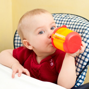 Малыш пьет сок (Фото: Fotolia.com)