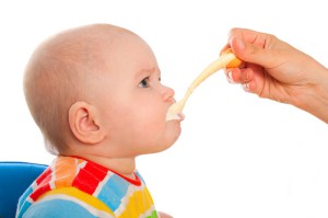 Малыш кормят из ложечки (фото: Fotolia)