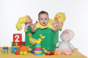 Малыш с игрушками (фото: Burda Media)