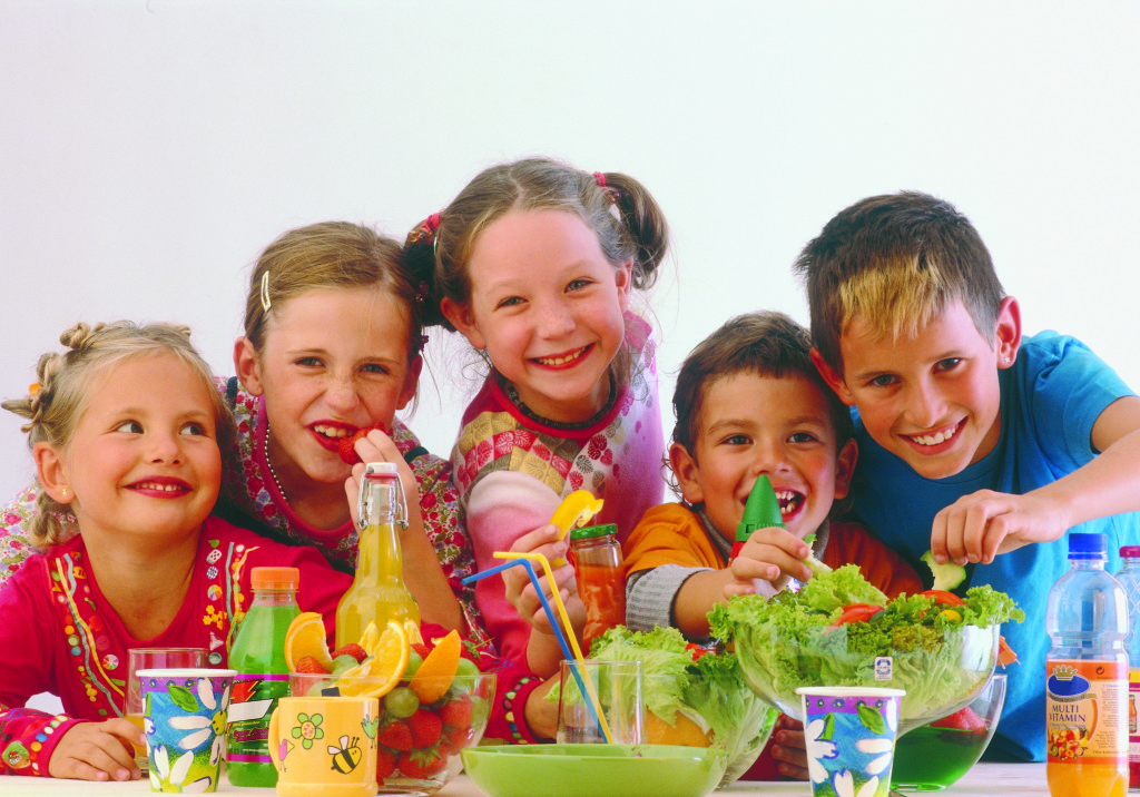 Дети за столом с едой - фото