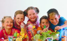 Дети за столом с едой - фото